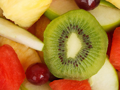 Ngoài nước ép trái cây, các loại hoa quả như nho, cam, táo, kiwi, chuối và dâu tây cũng là thực phẩm chính của giới người mẫu. Những loại quả này giàu dinh dưỡng, chất xơ song lại ít calo.