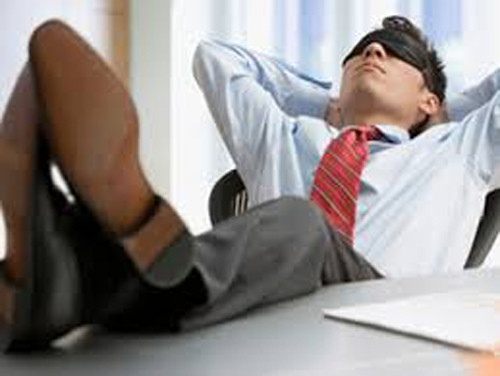 Nhiều người nhầm tưởng làm việc ít giúp họ không phải mất sức nhiều, khỏe khoắn hơn. Thực tế, lười biếng mùa lạnh không giúp tốt hơn mà còn khiến bạn ngày càng cảm thấy tồi tệ do cơ bắp ít được vận động, khả năng lưu thông máu kém.