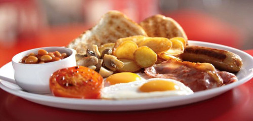 Ngoài việc bổ sung dưỡng chất đầy đủ, bạn cần hạn chế cho bé ăn các loại thịt chế biến, đồ chiên, nước giải khát, đồ nướng, kẹo… bởi chúng có thể làm giảm khả năng miễn dịch.