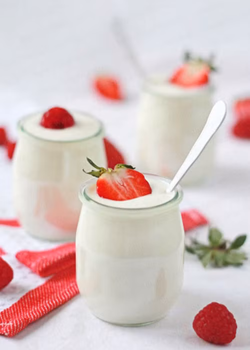 Để củng cố hệ tiêu hóa, bạn nên cho trẻ ăn các thực phẩm chứa lợi khuẩn (probiotics) như sữa chua, vi tảo hoặc probiotics dưới dạng bổ sung.