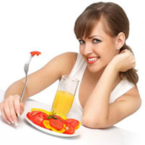 Ăn bằng dĩa thay việc sử dụng thìa. Kết quả nghiên cứu của chuyên gia đến từ Đại học Portland cũng khẳng định, dùng dĩa có xu hướng ăn ít hơn so với việc sử dụng thìa. Vì vậy, bạn nên tận dụng dĩa trong bữa ăn để kiểm soát tốt hơn lượng thực phẩm đưa vào cơ thể.