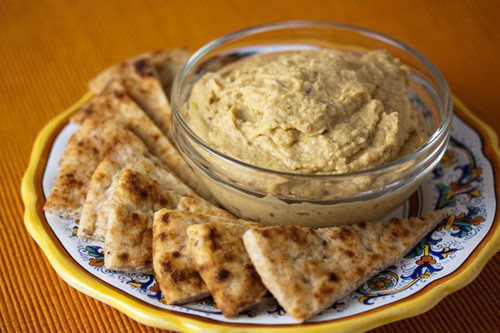 Cà rốt và hummus. Hummus là một món ăn của vùng Trung Đông và Ả Rập, làm từ đậu chickpea nấu chín, nghiền nhuyễn trộn với xốt tahini, dầu ô liu, nước cốt chanh muối và tỏi.