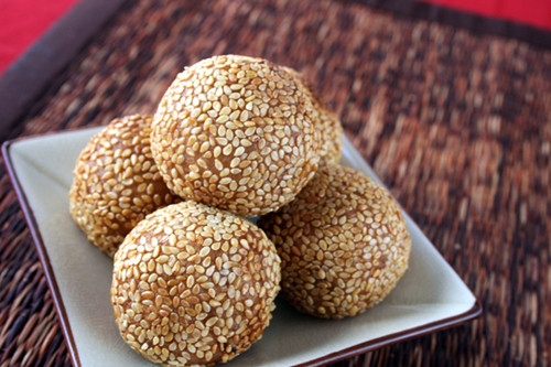 Một trong những thực phẩm bổ sung canxi cực tốt khác ngoài sữa là hạt mè rang. Ước tính, mỗi ngày ăn 1 ounce (28,3g) hạt mè rang có thể cung cấp 277mg canxi cho cơ thể.