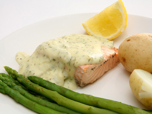 Cá hồi trưởng thành cũng được xem là nguồn cung cấp canxi rất tốt cho xương.