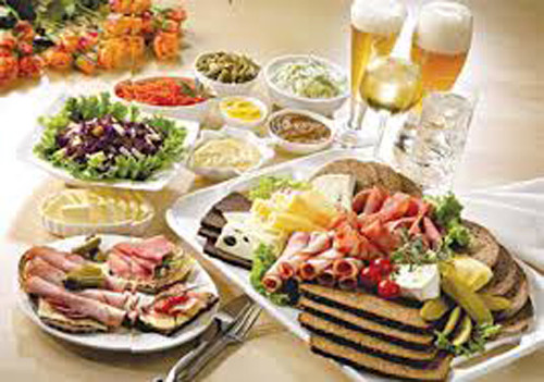 Cụ thể, những thứ không phù hợp ăn vào có thể gây tổn hại sức khỏe, khiến bạn đối diện với bệnh tiểu đường, huyết áp cao, béo phì, cholesterol cao… Các rủi ro sức khỏe này có khả năng “hỏi thăm” lớn hơn khi bạn có người thân từng mắc chúng.