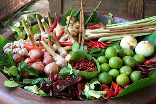 Ăn nhiều gia vị giúp kéo dài tuổi thọ. Kết quả nghiên cứu được công bố trên Tạp chí Y học Anh khẳng định những người thường xuyên đa dạng hóa gia vị trong bữa ăn hàng ngày có tuổi thọ cao hơn so với người chỉ dùng chúng ít hơn 1 lần mỗi tuần. Đáng lưu ý, capsaicin cùng các hoạt chất trong ớt được chứng minh góp phần tăng cường sức khỏe, chống viêm và ngừa ung thư hiệu quả.