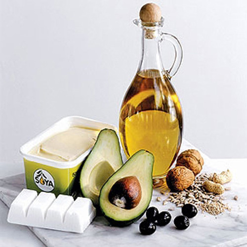 Chất béo bão hòa không hoàn toàn có hại. Nhiều người cho rằng, chất béo không bão hòa là chất béo tốt vì làm giảm cholesterol trong máu và là những axit béo thiết yếu, cơ thể không tự tổng hợp được nên lựa chọn những loại dầu ăn chứa nhiều loại chất béo này như dầu oliu, hạt cải, dầu hoa rum... Ngược lại, chất béo bão hòa không có lợi cho sức khỏe.