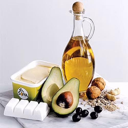 Chất béo bão hòa không hoàn toàn có hại. Nhiều người cho rằng, chất béo không bão hòa là chất béo tốt vì làm giảm cholesterol trong máu và là những axit béo thiết yếu, cơ thể không tự tổng hợp được nên lựa chọn những loại dầu ăn chứa nhiều loại chất béo này như dầu oliu, hạt cải, dầu hoa rum... Ngược lại, chất béo bão hòa không có lợi cho sức khỏe.