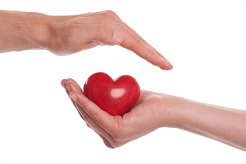 Giảm lượng carb tiêu thụ góp phần giảm nguy cơ mắc bệnh tim. Nghiên cứu khẳng định chế độ ăn ít carb thậm chí mang lại tác dụng giảm nguy cơ tim mạch còn cao hơn so với chế đồ ăn ít chất béo. Cụ thể, chế độ ăn ít carb có khả năng giảm tới 98% nguy cơ mắc bệnh.