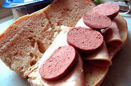 Loại bỏ thói quen ăn uống không lành mạnh. Ngoài việc vận động tại nhà, loại bỏ thói quen ăn uống không lành mạnh cũng ảnh hưởng tới sức khỏe tổng thể. Lúc này, bạn không nên nạp đồ ăn có quá nhiều đường, lượng carb cao và hạn chế uống rượu.