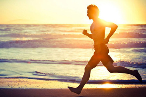 Theo đuổi chương trình luyện tập trực tuyến. Đây là một trong những ý tưởng tập luyện bạn nên áp dụng càng sớm càng tốt. Nếu muốn sự hướng dẫn từ huấn luyện viên, có thể dành thời gian 30 phút mỗi ngày để tập thì bạn nên đăng ký một chương trình luyện tập trực tuyến. Với cách thức luyện tập này, người tham gia được hướng dẫn cách luyện tập bài bản, khoa học mà không tốn khoản tiền nào để mua các DVD mới.