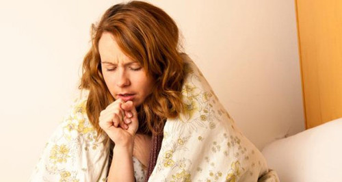 Nhâm nhi tách cà phê, vài món đồ chiên giúp bạn cảm thấy ấm hơn song chúng lại là cơ hội cho các lớp dịch nhầy trong họng được hình thành nhiều hơn khiến người bị ho trở nên khổ sở hơn.