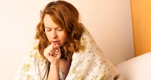 Nhâm nhi tách cà phê, vài món đồ chiên giúp bạn cảm thấy ấm hơn song chúng lại là cơ hội cho các lớp dịch nhầy trong họng được hình thành nhiều hơn khiến người bị ho trở nên khổ sở hơn.