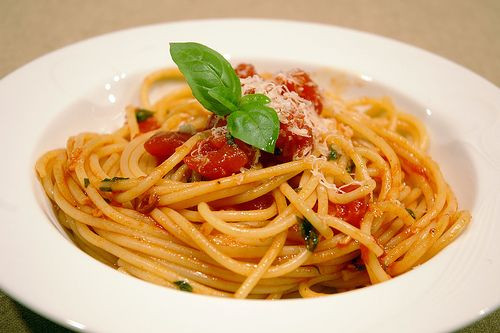 Bạn cũng không nên ăn quá nhiều các loại đồ ăn nhẹ như mì ống, bánh mì hay ngũ cốc tinh chế bởi chúng dễ kích thích cơ thể tiết dịch nhầy ở họng.