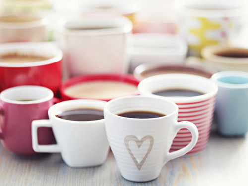 Cà phê, trà là đồ uống quen thuộc song cũng nên tránh khi đang bị ho. Uống chúng giúp bạn lợi tiểu song cơ thể dễ mất nước, kích thích lớp dịch nhầy được hình thành nhiều hơn. Chính vì vậy, bạn nên cố kiêng chúng cho tới khi khỏi ho.