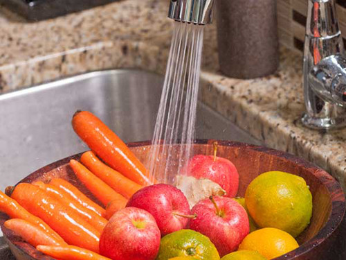 Bạn cũng cần cẩn trọng các loại thực phẩm tồn đọng thuốc trừ sâu. Khi đi vào cơ thể, thuốc trừ sâu gây hại tuyến giáp và tổn thương não. Để đảm bảo sức khỏe, bạn nên rửa kỹ trái cây và rau xanh trước khi chế biến món ăn.