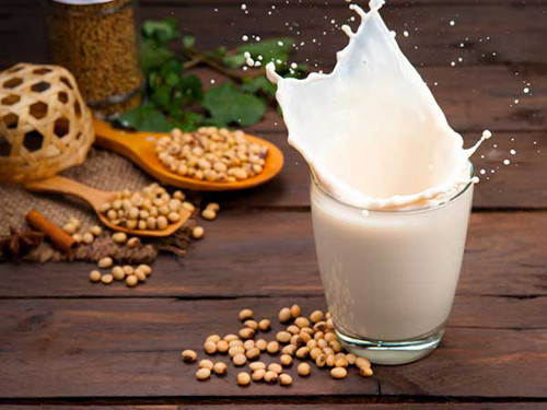 Dù đậu nành rất tốt cho sức khỏe, bạn cũng không nên ăn quá nhiều. Nguyên nhân bởi đậu nành chứa phytoestrogen ức chế sản xuất hormone tuyến giáp.