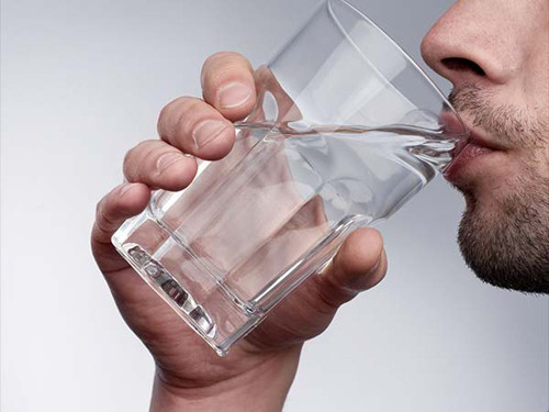 Nếu phát hiện trong nước có thành phần florua, bạn không nên sử dụng chúng. Ngoài florua, clo trong nước cũng có thể gây tổn hại cho tuyến giáp.