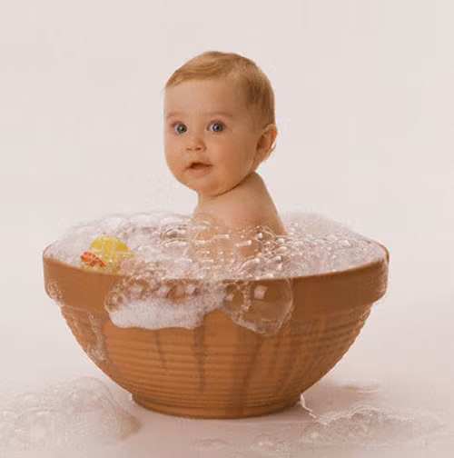 Sữa tắm dành cho trẻ. Sữa tắm dành cho trẻ khá an toàn để làm sạch vùng da quanh lẹo mắt. Tuy nhiên, bạn chỉ nên tận dụng 2 – 3 giọt kết hợp với 1 tách nước sạch rồi dùng bông để lau rửa. Thực hiện 2 – 3 lần/ngày góp phần nhanh chóng đạt được hiệu quả chữa bệnh.