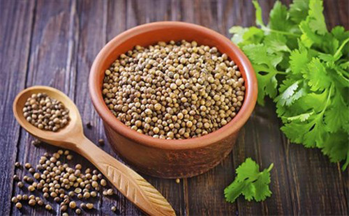 Hạt rau mùi. Hạt rau mùi cũng có đặc tính chống viêm cực tốt nên dễ dàng loại bỏ tình trạng đau, giảm sưng quanh mắt. Bạn cần chuẩn bị 1 muỗng cà phê hạt rau mùi, 1 cốc nước và bộ lọc; luộc hạt mùi rồi lọc sạch để rửa mắt 3 – 4 lần/ngày.