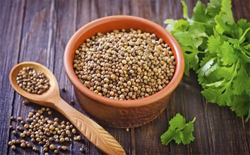 Hạt rau mùi. Hạt rau mùi cũng có đặc tính chống viêm cực tốt nên dễ dàng loại bỏ tình trạng đau, giảm sưng quanh mắt. Bạn cần chuẩn bị 1 muỗng cà phê hạt rau mùi, 1 cốc nước và bộ lọc; luộc hạt mùi rồi lọc sạch để rửa mắt 3 – 4 lần/ngày.