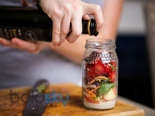 Sốt trộn salad. Mọi người thường lựa chọn loại nước sốt ít béo vì tin rằng chúng chứa ít calo và chất béo. Tuy nhiên, chuyên gia dinh dưỡng khẳng định những nước sốt chứa chất béo không có sự khác biệt quá nhiều đối với loại ít béo. Vì vậy, bạn hoàn toàn có thể chọn chúng cho món salad mà không sợ ảnh hưởng đến sức khỏe.