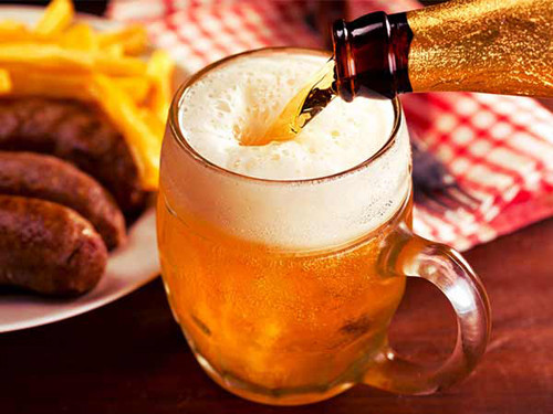 Bia. Bia thường xuất hiện trên bàn nhậu của các quý ông. Uống lượng lớn bia có thể gây say xỉn song nếu biết giới hạn sẽ rất tốt cho cơ thể. Nguyên nhân bởi bia chứa lượng chất chống oxy hóa tương đương với rượu vang đỏ. Nó cũng góp phần làm tăng mật độ xương, giúp xương chắc khỏe.