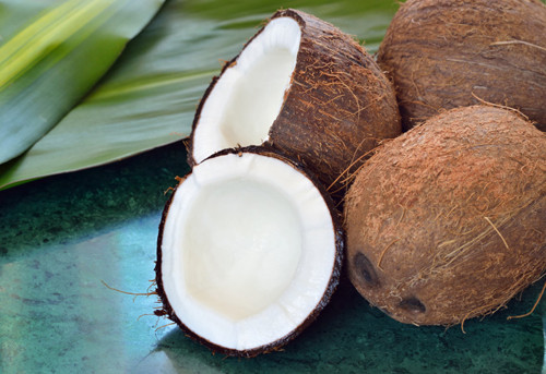 Dầu dừa. Dầu dừa được người dùng ưa chuộng nhờ khả năng giảm bụng béo hiệu quả, bảo vệ tế bào thần kinh não, ngăn ngừa nguy cơ mắc Alzheimer. Chuyên gia dinh dưỡng Rania Batayneh (tác giả cuốn The One One One Diet) cũng khẳng định dầu dừa rất tốt cho hệ tiêu hóa vì chúng dễ dàng tiêu diệt các vi khuẩn có hại trong dạ dày.