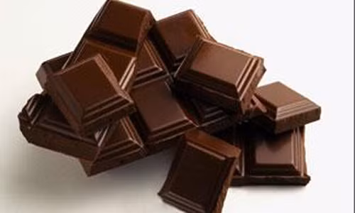 Vừa ngon vừa tốt song Hiệp hội Tim mạch Mỹ lại khuyến cáo phụ nữ chỉ nên ăn 1/3 thanh socola (khoảng 27g) trong khi nam giới có thể ăn 2/3 thanh mỗi ngày. Nguyên nhân bởi ăn một thanh socola chừng 100g có thể nạp tới 600 calo vào cơ thể.