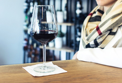 Rượu vang đỏ. Đây được xem là một trong những thực phẩm ngon miệng và có lợi cho sức khỏe nếu uống đúng chừng mực. Một ly rượu vang đỏ không chỉ giúp bạn thư giãn mà còn cung cấp lượng lớn resveratrol – một chất chống oxy hóa có khả năng bảo vệ cơ thể khỏi bệnh tim, ung thư, tiểu đường type 2 và các bệnh thái hóa thần kinh như Alzheimer.