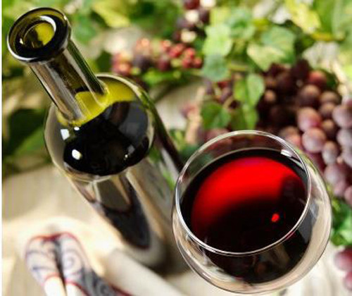 Tuy nhiên, uống lượng lớn rượu vang đỏ lại khiến bạn gặp rắc rối về sức khỏe. Cụ thể, nó khiến bạn dễ đối diện với tình trạng tăng cân cũng như các vấn đề nguy hại như tăng huyết áp, tăng nguy cơ mắc ung thư vú, gan và đại tràng.