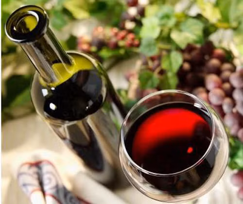 Tuy nhiên, uống lượng lớn rượu vang đỏ lại khiến bạn gặp rắc rối về sức khỏe. Cụ thể, nó khiến bạn dễ đối diện với tình trạng tăng cân cũng như các vấn đề nguy hại như tăng huyết áp, tăng nguy cơ mắc ung thư vú, gan và đại tràng.