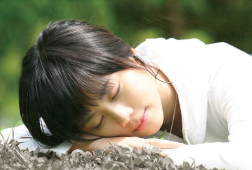 Đặc biệt, ngủ quá nhiều dễ gây tổn thọ. Bằng cách kéo dài giấc ngủ ban đêm, bạn có thể đối diện với nguy cơ chết yểu cao hơn 1,3 lần so với người duy trì giấc ngủ khoa học.