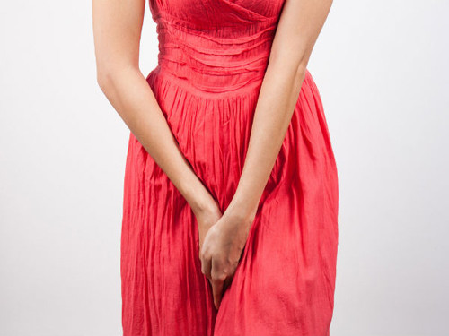 Ngoài đau háng, người bệnh còn xuất hiện cảm giác rát buốt khi đi tiểu. Tình trạng này diễn ra khi sỏi được đẩy ra, thậm chí ngay cả khi sỏi được loại bỏ, bạn vẫn cảm nhận rõ rệt cảm giác này chừng 5 – 6 phút.