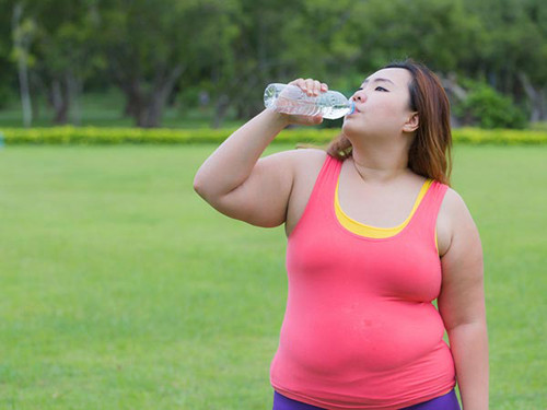 Thói quen uống nước sau bữa ăn khá phổ biến song lại có hại cho sức khỏe. Việc uống nước trong hoặc ngay sau bữa ăn làm cản trở quá trình tiêu hóa thức ăn dẫn tới đầy hơi. Uống nước thời điểm này còn làm loãng dịch vị dạ dày. Tốt hơn, bạn nên uống nước 10 phút trước bữa ăn hoặc nửa giờ sau khi ăn.