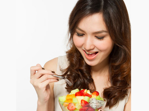 Trái cây rất tốt cho sức khỏe song không nên dùng ngay sau bữa ăn. Ăn trái cây ngay sau bữa ăn dễ hình thành khí, gây khó tiêu. Thời điểm thích hợp để thưởng thức trái cây là 2 giờ sau bữa ăn hoặc trước bữa ăn ít nhất 1 giờ.