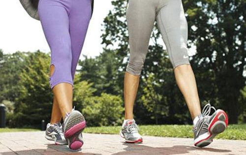 Dù vậy, không nên tập luyện quá sức gây ảnh hưởng tới sức khỏe. Bạn chỉ nên đi bộ nhẹ nhàng, liên tục thay đổi tốc độ trong vòng 10 phút.
