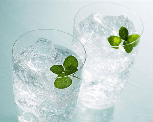 Để có nhiều chất béo màu nâu không gây ngấn mỡ, bạn nên tận dụng nhiệt độ thấp để kích thích cơ thể điều tiết. Chẳng hạn, bạn có thể uống một ly nước đá vào buổi sáng, tối; tắm nước lạnh hoặc chườm đá.