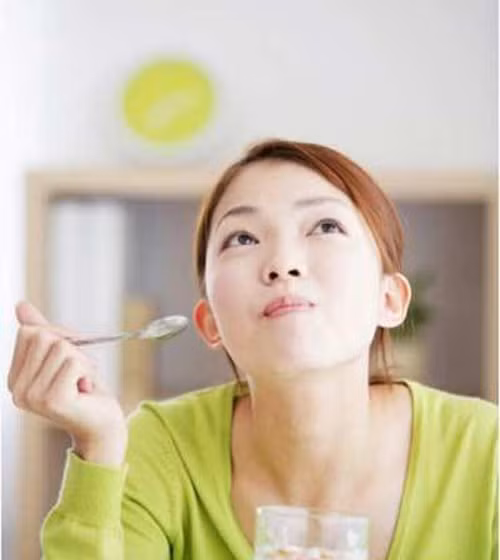 Nhai kỹ. Chuyên gia sức khỏe tin rằng nhai chậm giúp mọi người giảm cân hiệu quả hơn. Nguyên nhân bởi việc nhai chậm kích thích não bộ làm giảm cảm giác đói, khiến bạn kiểm soát được lượng thức ăn đưa vào cơ thể. Để nhận được lợi ích này, bạn nên nhai từng miếng thức ăn chừng hai mươi lần rồi nuốt.