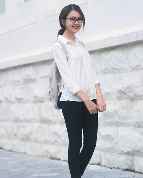 Xuất hiện trong nhiều bức ảnh theo phong cách kẹo ngọt, dễ thương đúng tuổi, Quỳnh Chi dễ dàng tạo được thiện cảm với mọi người về một cô bé học hành chăm ngoan có tính cách nhí nhảnh, thích uống trà sữa và chụp ảnh “tự sướng”.