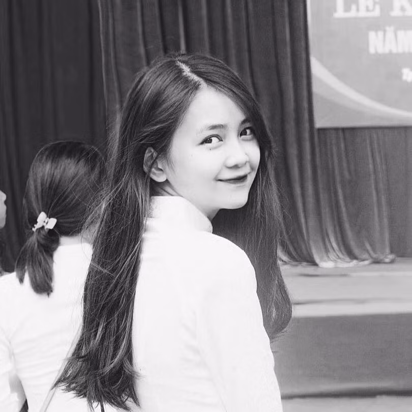 Với khuôn mặt V- line cực kỳ hài hòa, cân đối, đôi mắt to tròn cộng thêm nụ cười ngọt đến lịm tim, Quỳnh Chi đã khiến nhiều đấng mày râu mất ngủ vì vẻ đẹp trong veo, cuốn hút của mình. Chỉ sau một thời gian ngắn được đăng đàn, ảnh của Quỳnh Chi đã nhận được hàng nghìn lượt chia sẻ cùng rất nhiều bình luận khen ngợi nhan sắc xinh đẹp của cô bạn.