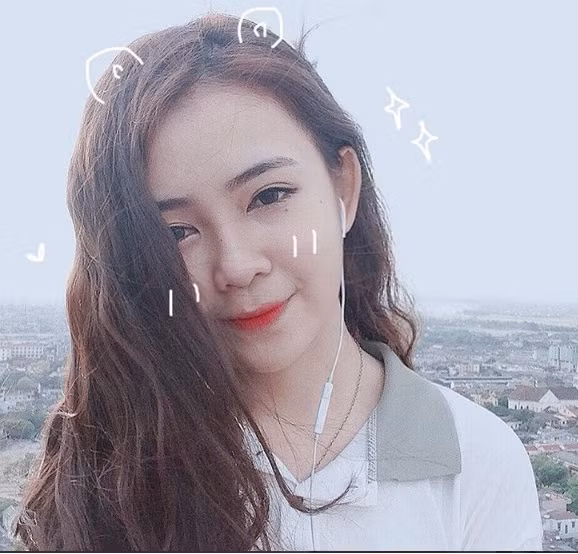 Với tính cách năng động, yêu thích khám phá, tìm tòi Quỳnh Chi tham gia rất nhiều các hoạt động văn nghệ của trường và các cuộc thi tìm kiếm nhan sắc được nhà trường tổ chức.