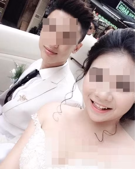 Ngay sau khi chủ dịch vụ tổ chức cưới hỏi thông báo giá, mẹ của chú rể đã chặn số điện thoại và Zalo một cách rất khó hiểu. Vài ngày sau đó, người phụ nữ này thông báo lại rằng mình đang ở Sài Gòn và sẽ thu xếp tiền để thanh toán đầy đủ nhưng đến thời điểm hiện tại vẫn chưa thấy hồi âm.