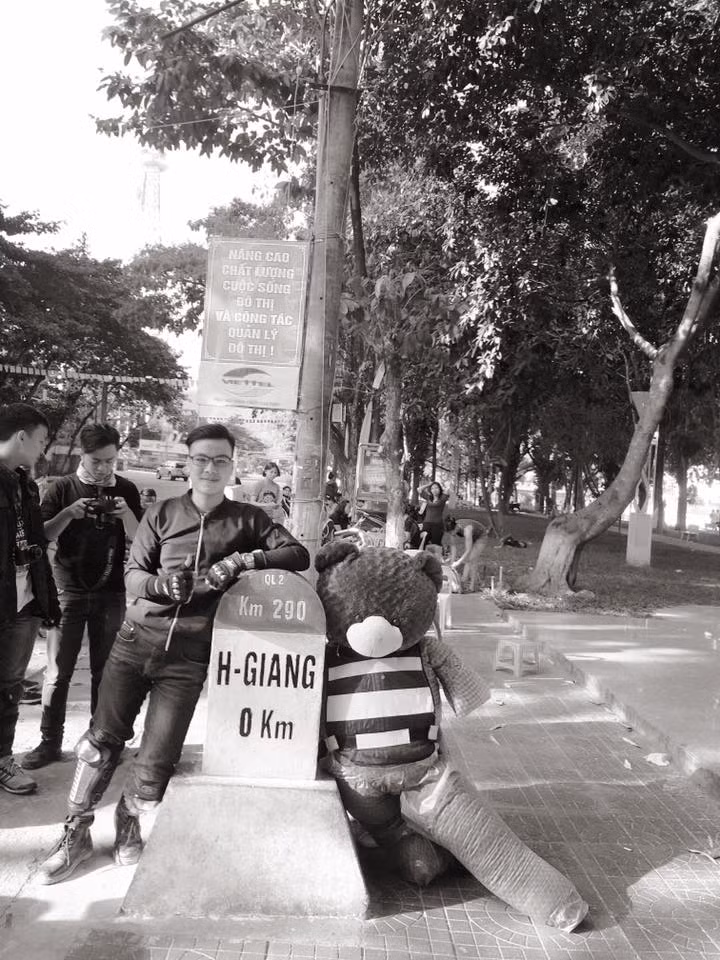 Xuân Sơn cũng giống như khá nhiều bạn trẻ theo chủ nghĩa xê dịch hưởng ứng trào lưu du lịch cùng đồ vật và thú cưng, chàng trai này đã lên ý tưởng và quyết định đưa chú gấu của mình "leo đèo lội suối" để lên tận địa đầu Tổ quốc trong ánh mắt kinh ngạc xen lẫn ngưỡng mộ của nhiều người trên đường.