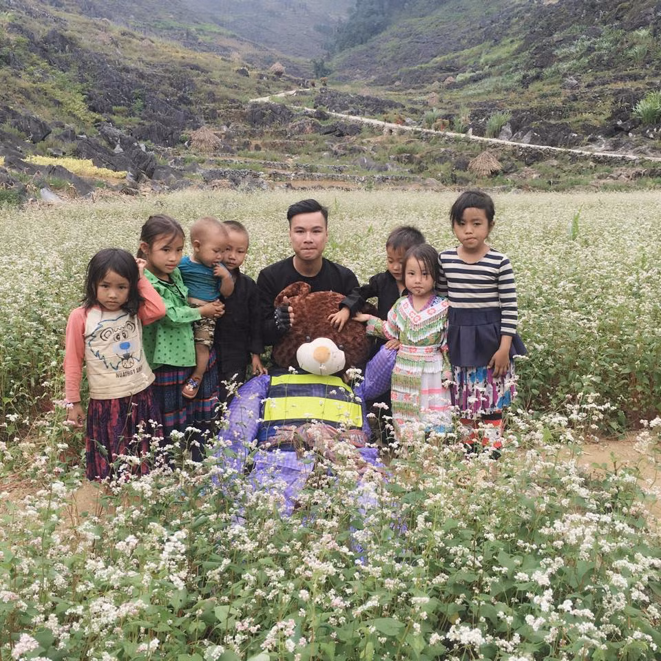 Chuyến đi được Xuân Sơn chuẩn bị khá chu đáo, chú gấu được trang bị một chiếc áo mưa dày, áo phản quang và được buộc sau xe bằng những sợi dây dài, chắc chắn.