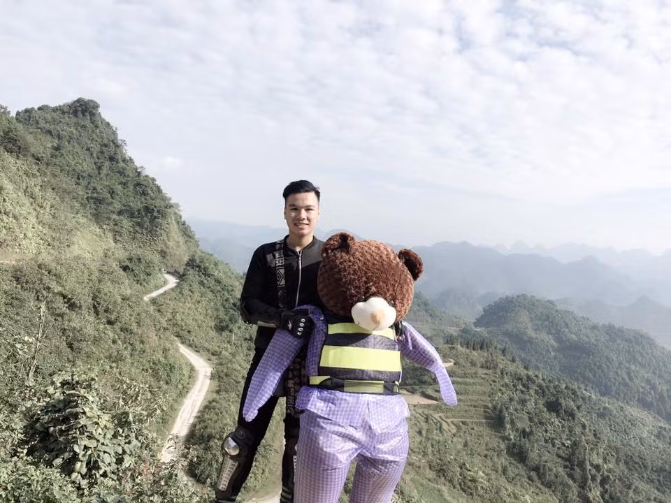 Xuân Sơn sinh ra ở Hà Giang và đây có lẽ không phải lần đầu chàng trai trẻ lang thang ngắm hoa tam giác mạch mỗi dịp tháng 10 về. T