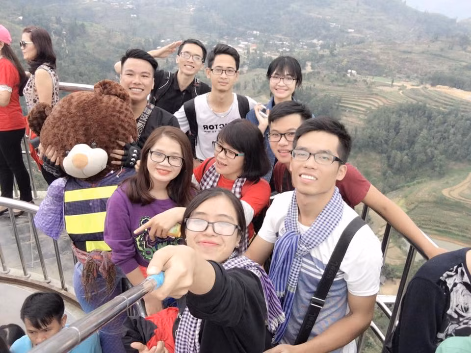 Tuy nhiên không ít người bênh vực chàng trai trẻ và cho rằng đó là sở thích riêng của Xuân Sơn, miễn không phản cảm là được. Sau khi nhận những suy xét của dân mạng, Xuân Sơn cũng đã có những động thái riêng của mình. Cụ thể, trên trang cá nhân, anh chàng người Hà Giang này nói: "Cuộc đời là những chuyến đi, đi để tự do và làm những điều mình thích, nếu sống nghĩ về người khác quá nhiều thì điều đó thật tẻ nhạt". Ảnh trong bài: Facebook nhân vật. 