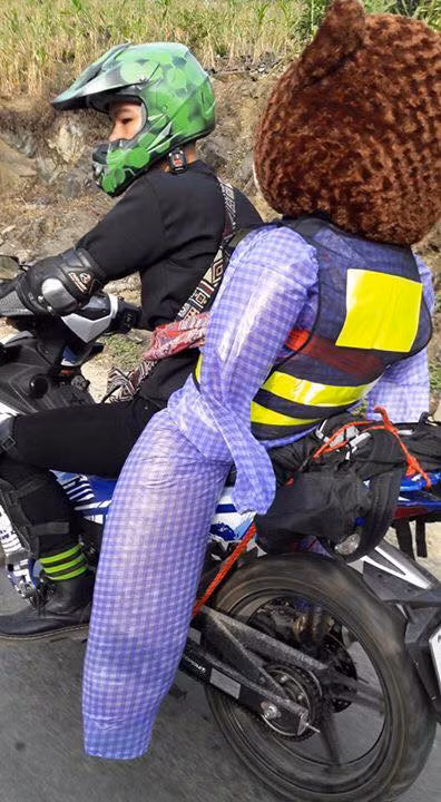 Theo chia sẻ của anh chàng phượt thủ này, "kế hoạch" đưa gấu bông đi phượt bắt nguồn từ việc anh mua gấu bông về để ôm khi ngủ và sau đó đã ấp ủ việc mang theo gấu đi chơi.