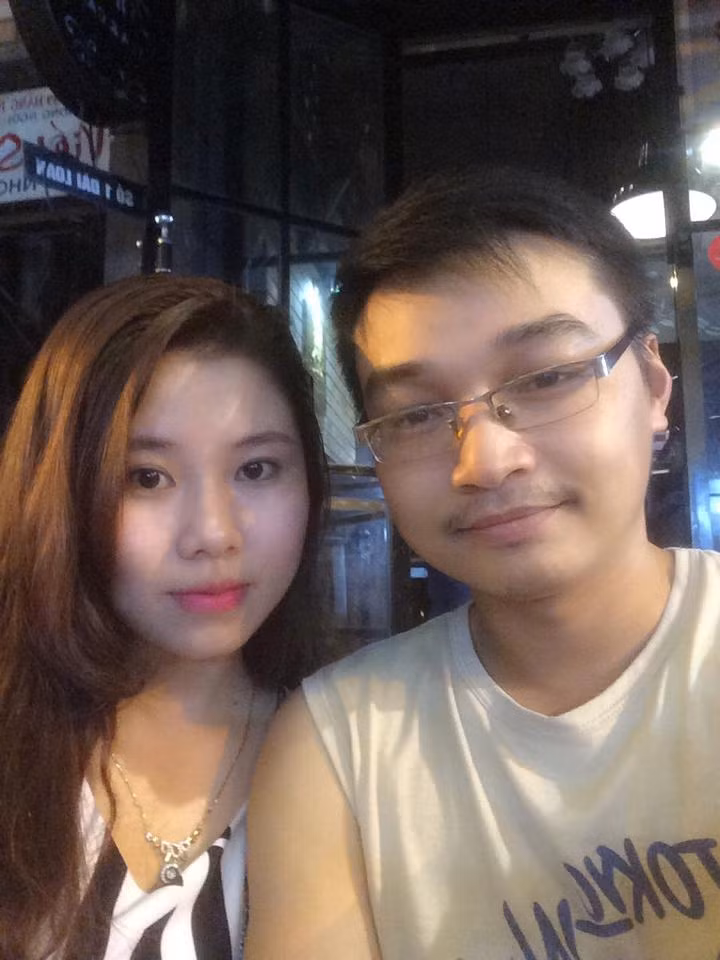 Những hình ảnh ngọt ngào của 2 người thường xuyên được cập nhật trên trang cá nhân, chồng N.D là người đàn ông vô cùng tâm lý và rất yêu cô, anh luôn dành tất cả những điều tốt đẹp nhất cho người yêu. Tuy đã yêu nhau lâu nhưng tình cảm vẫn mặn nồng như hồi mới yêu.