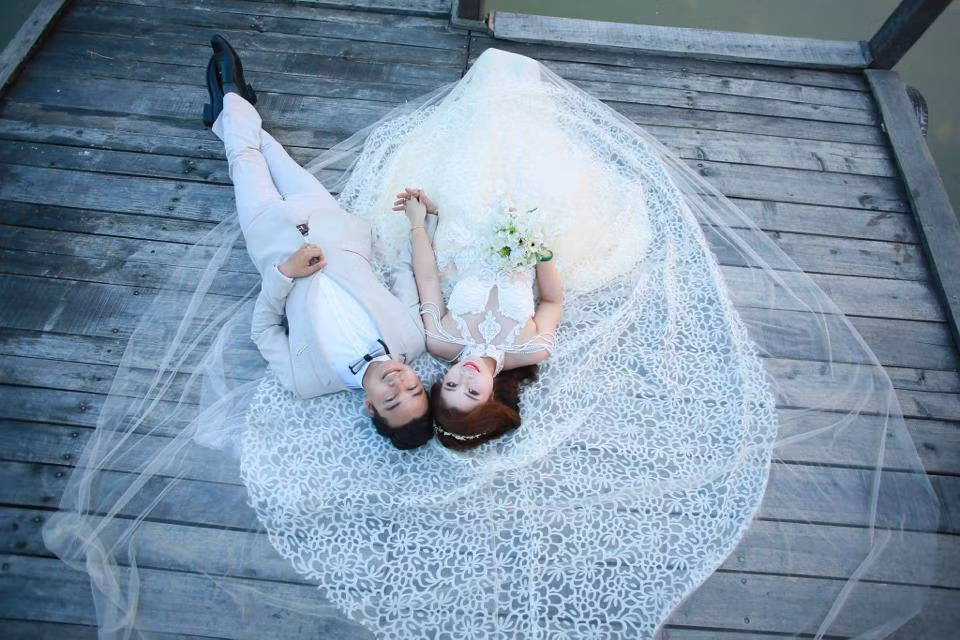 Và có lẽ ngay cả nằm trong mơ anh chồng này cũng không thể ngờ, sức mạnh tập thể của phụ nữ lại hùng hậu đến vậy, sau vài giờ đăng đàn, bức ảnh cưới đã nhận về được khoảng hơn 6 nghìn like từ phía dân mạng, cùng với đó mọi người cũng nhiệt tình chia sẻ ảnh cưới kêu gọi mọi người ủng hộ thêm.